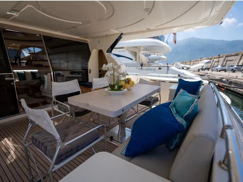 Botel Jumpy Luxury Yacht Hotel Naples